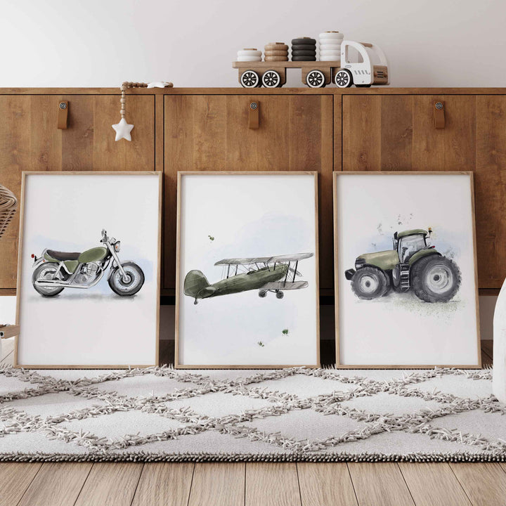 Trio d'affiches véhicules - moto, avion et tracteur (vert mousse)
