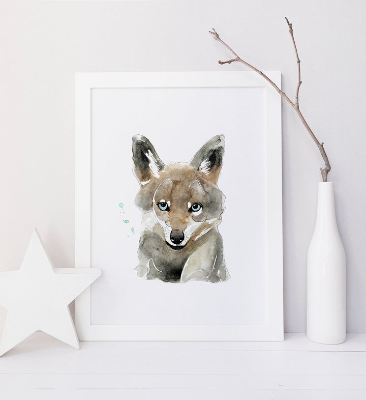 Jeune loup, explorateur de la forêt